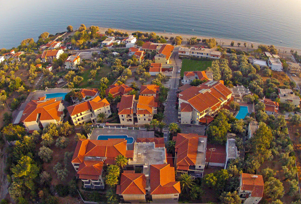 Exterior & Views