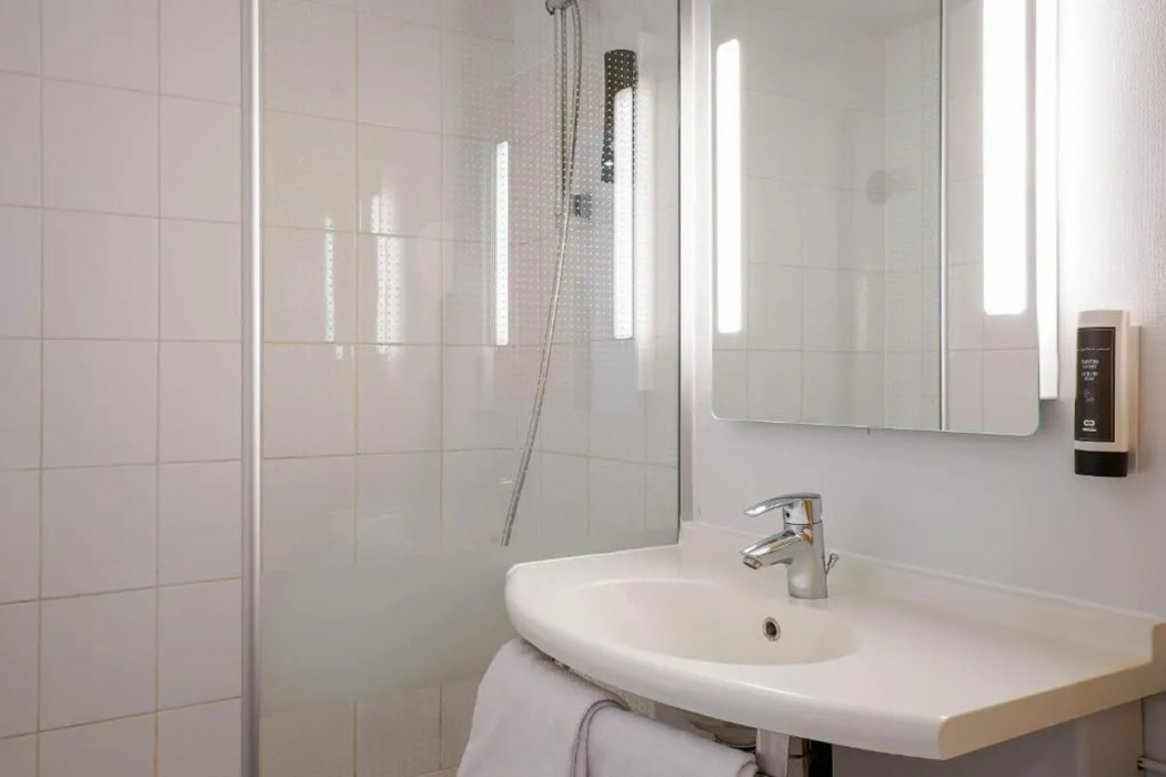 Bathroom 3, B&B HOTEL Marseille Centre Vieux Port, Bouches-du-Rhône
