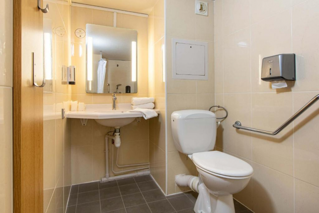 Bathroom 4, B&B HOTEL CHATEAUROUX Aeroport, Indre