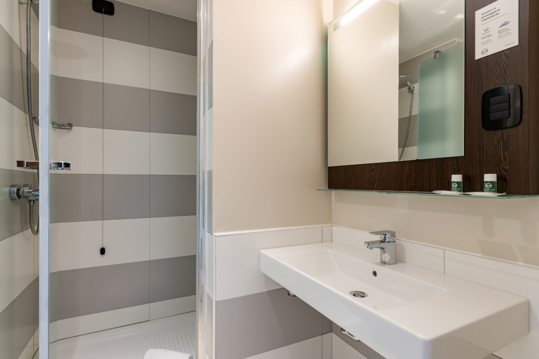 Bathroom 3, B&B Hotel Cremona, Cremona