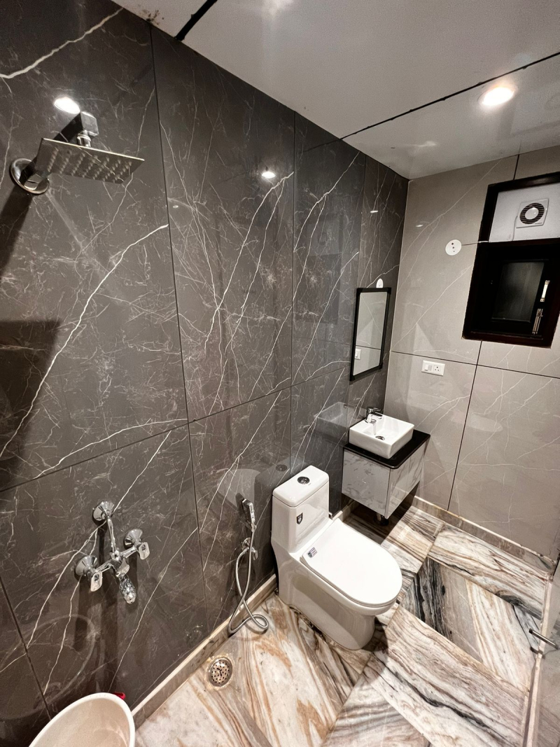 Bathroom 2, The Comfort Inn, Delhi