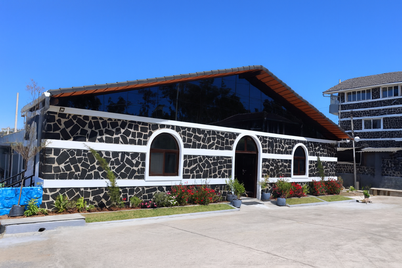 Exterior & Views