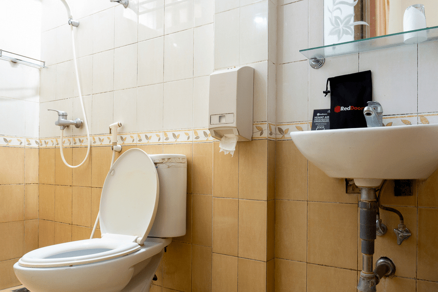 Bathroom 4, RedDoorz Plus near Brawijaya Museum, Malang