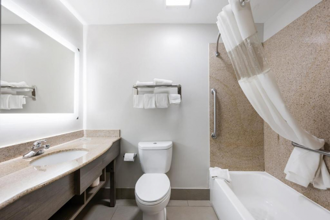 Bathroom 4, Red Roof PLUS+ & Suites Birmingham – Bessemer, Jefferson