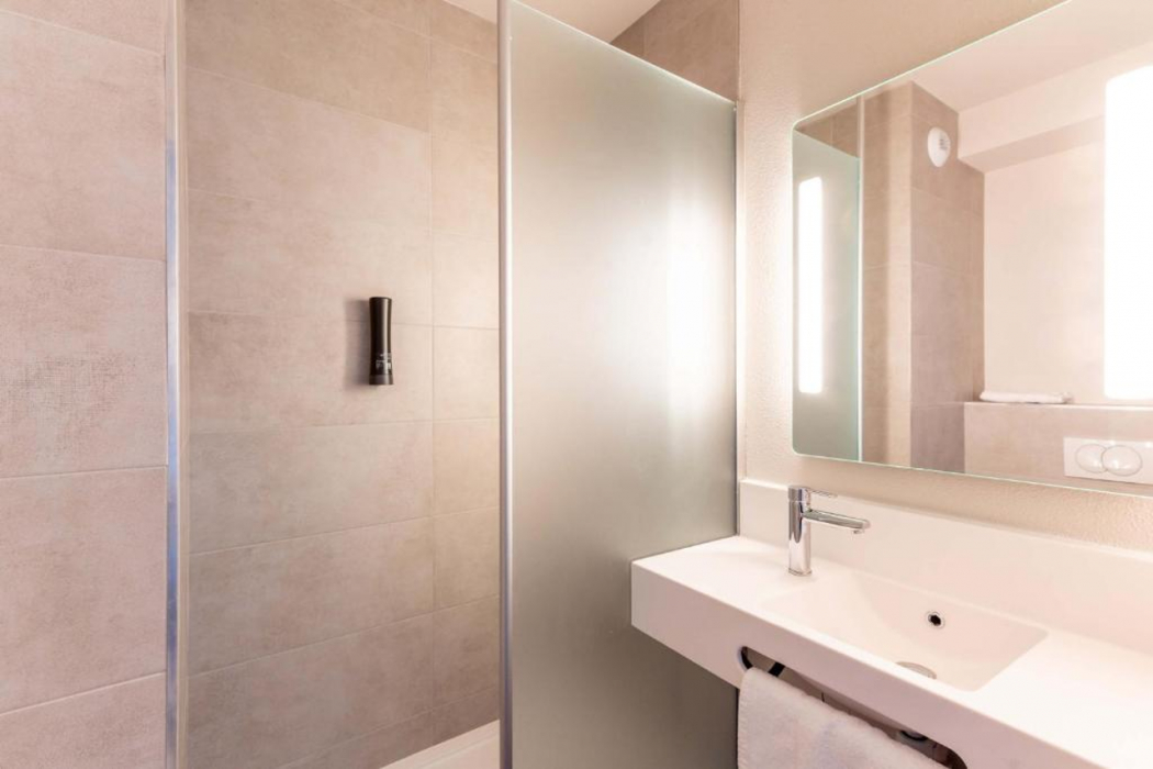Bathroom 4, B&B HOTEL Cholet Nord, Maine-et-Loire