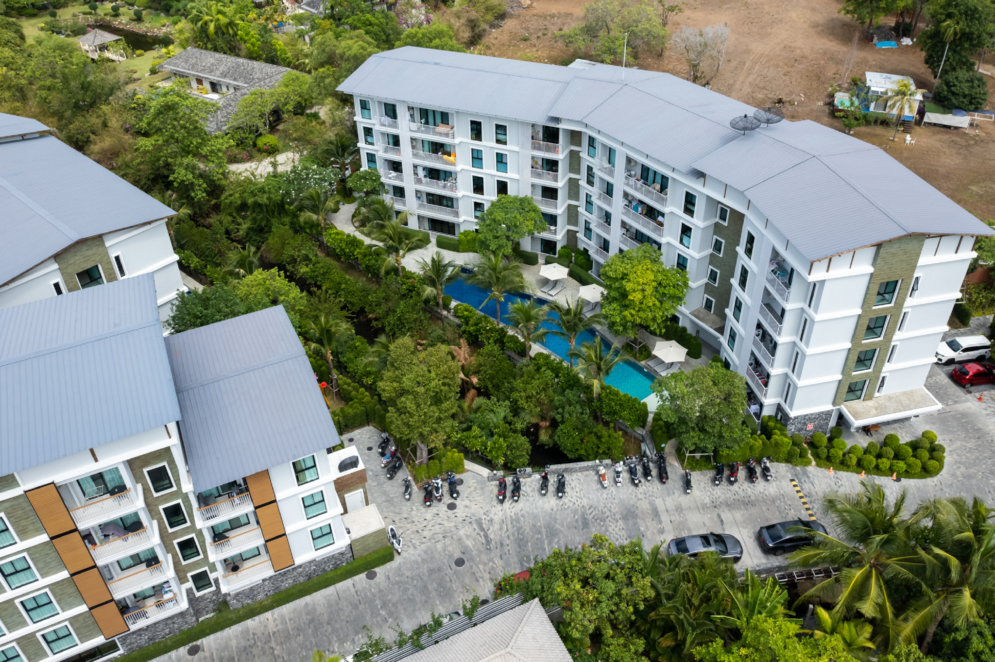 Exterior & Views