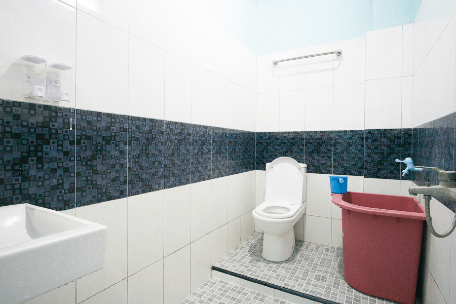 Bathroom 3, RedDoorz near Mikie Holiday Funland Berastagi, Karo