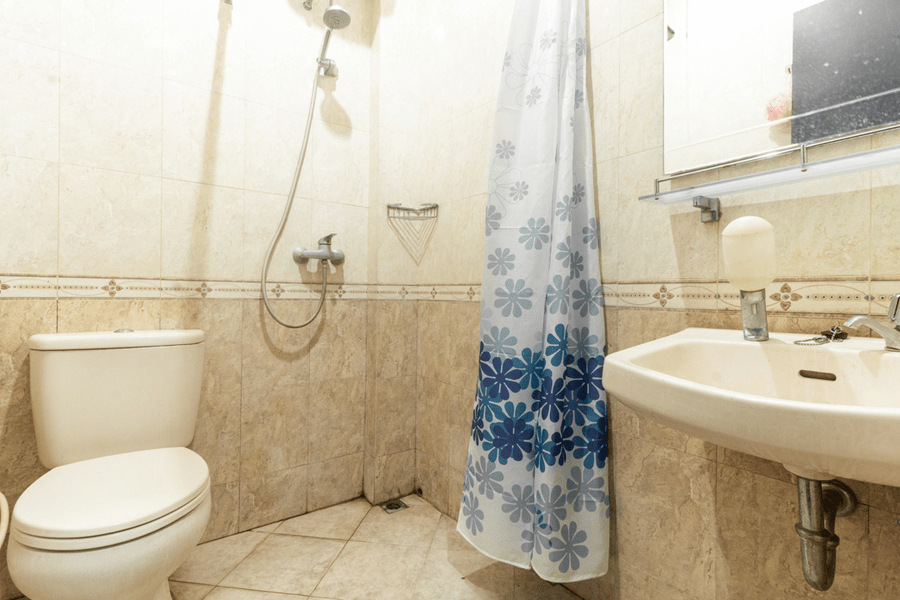 Bathroom 4, RedDoorz near Bahu Mall Manado, Manado