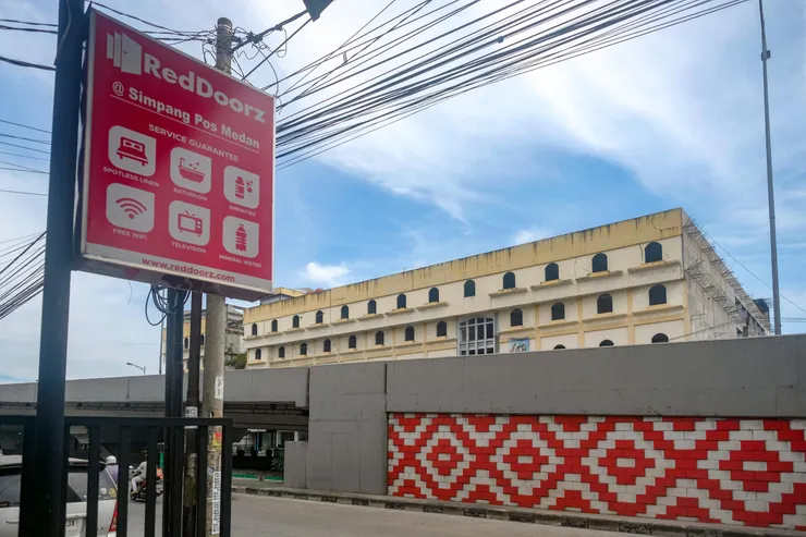 Exterior & Views, RedDoorz @ Simpang Pos Medan, Medan