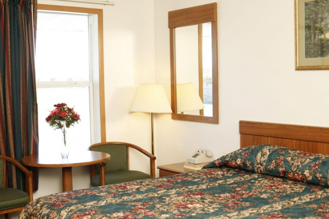 Bedroom 2, Travelier Motel, Macon