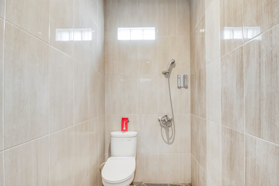 Bathroom 3, RedDoorz Plus @ Puri Teratai Lempuyangan 4, Yogyakarta