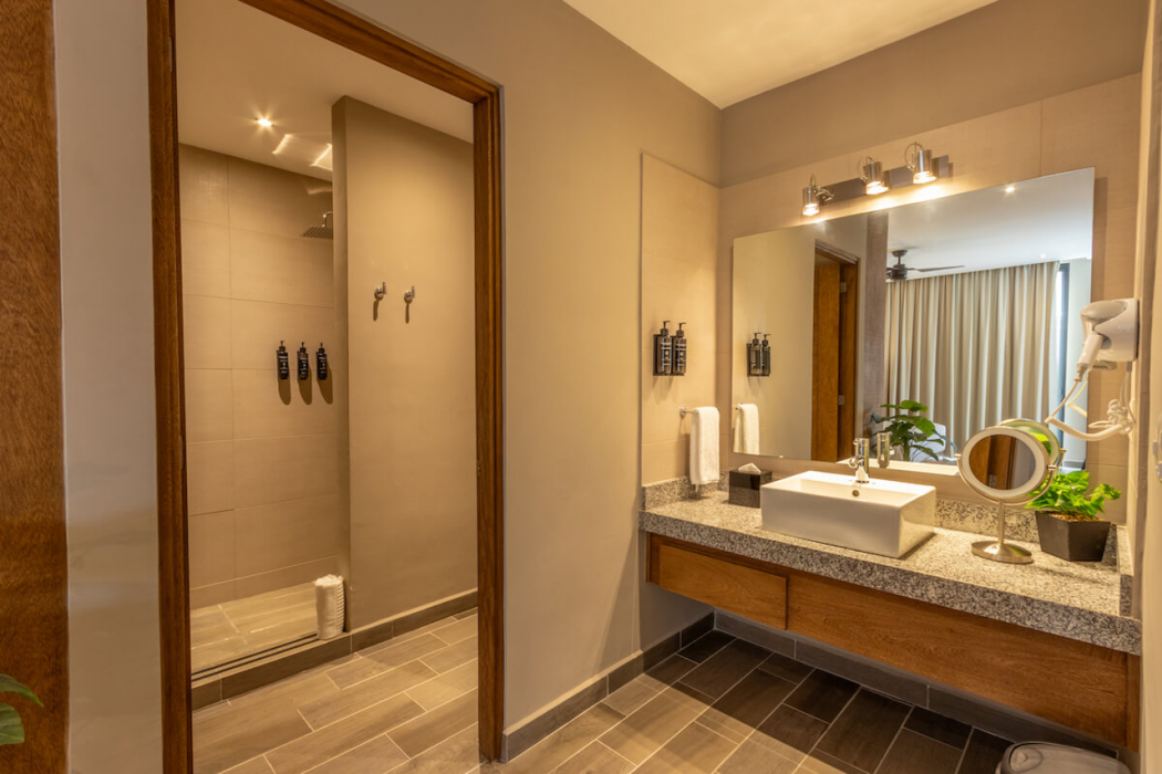 Bathroom 4, Niru Ocean Suites by Binniguenda, Dist. Pochutla