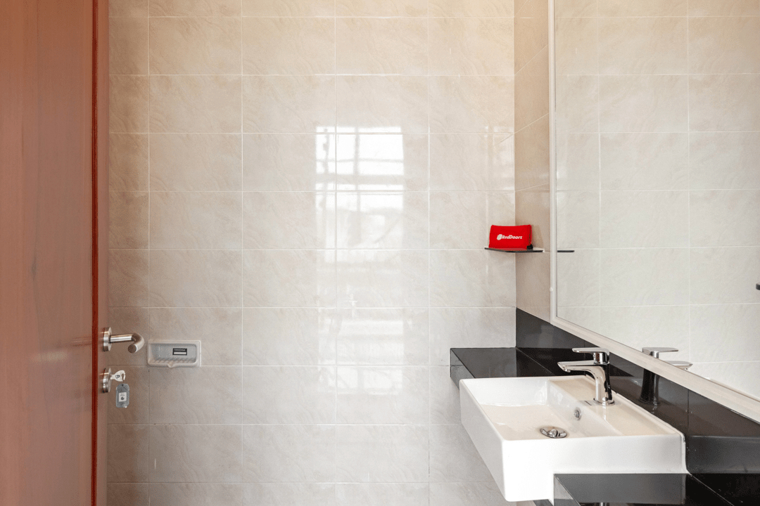 Bathroom 3, RedDoorz Syariah @ Kebraon, Surabaya