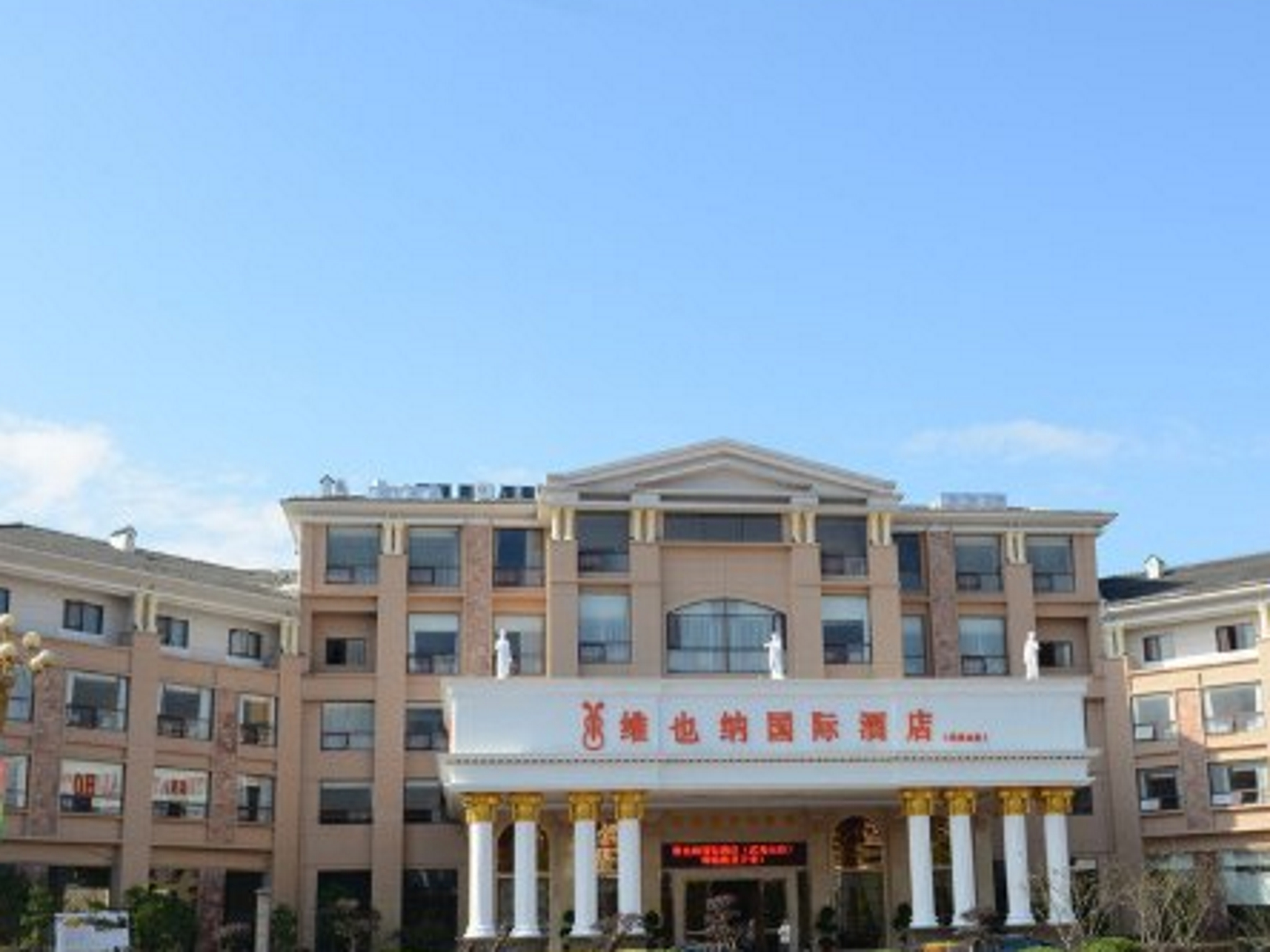 Exterior & Views