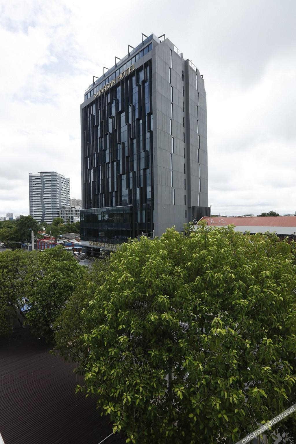 Exterior & Views