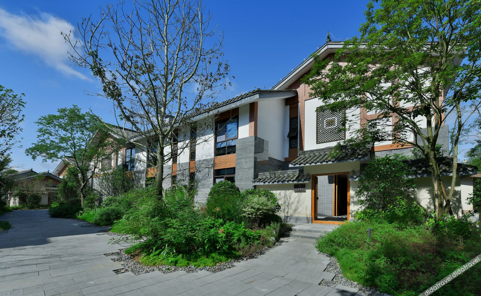 Exterior & Views