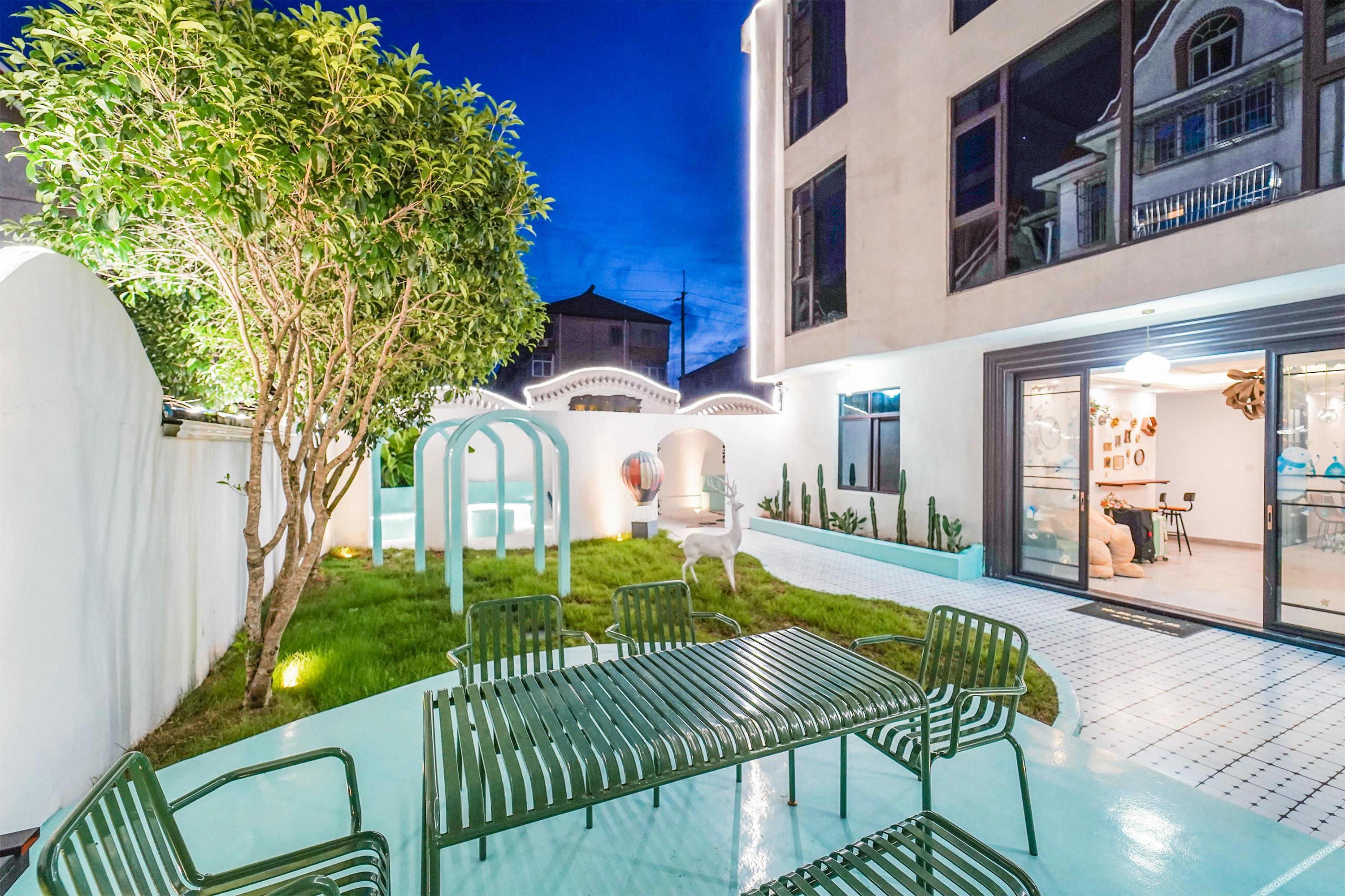 Exterior & Views