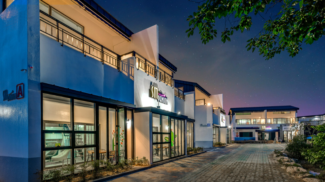 Exterior & Views