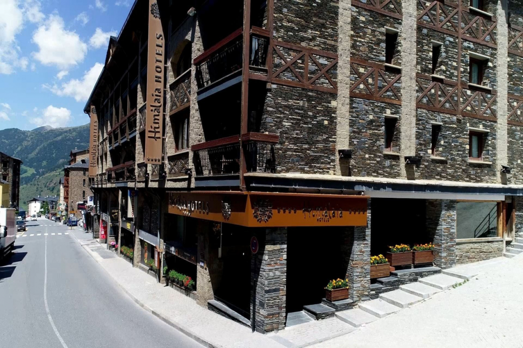 Exterior & Views
