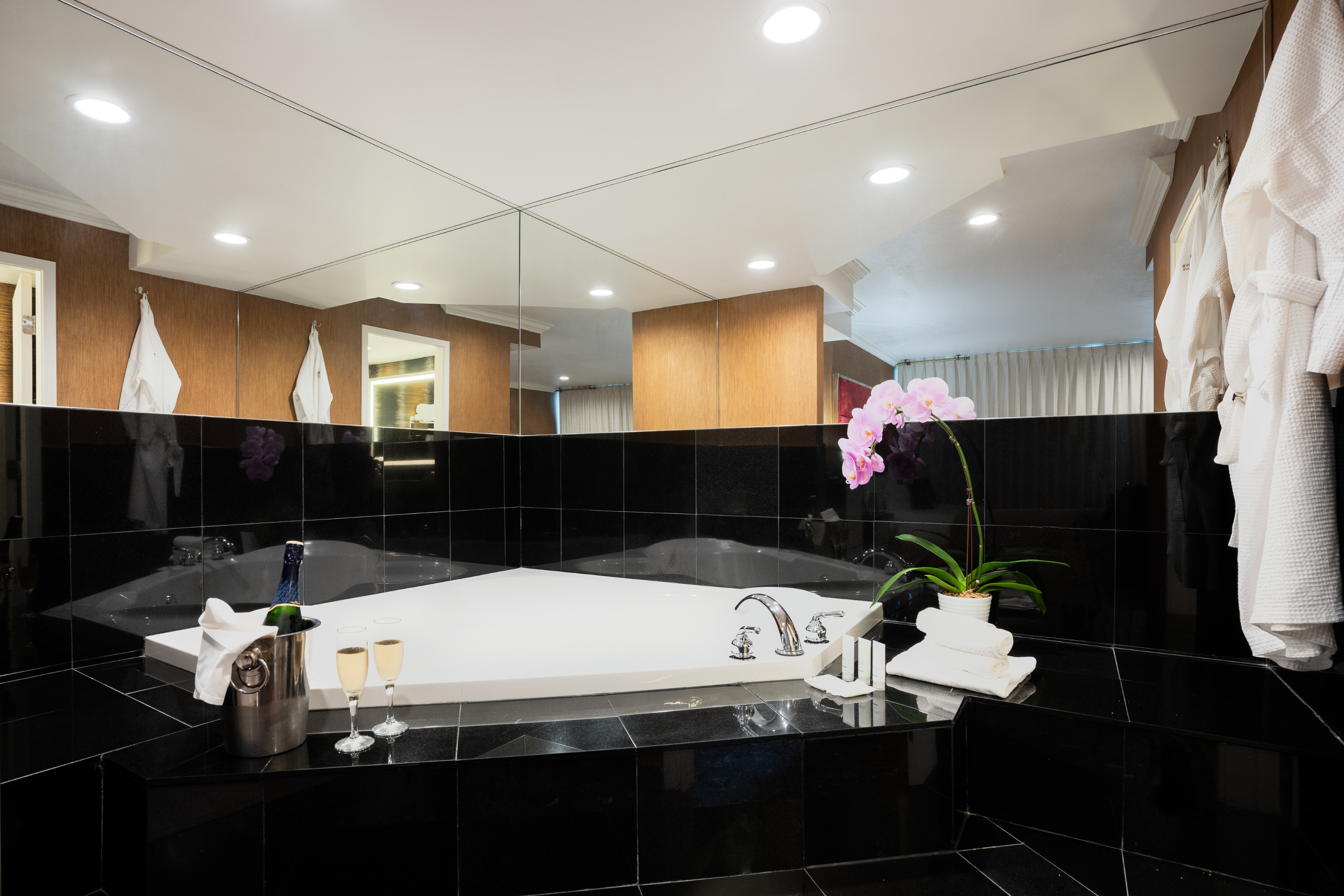 Bathroom 3, Executive Suites Hotel Metro Vancouver Burnaby, Greater Vancouver