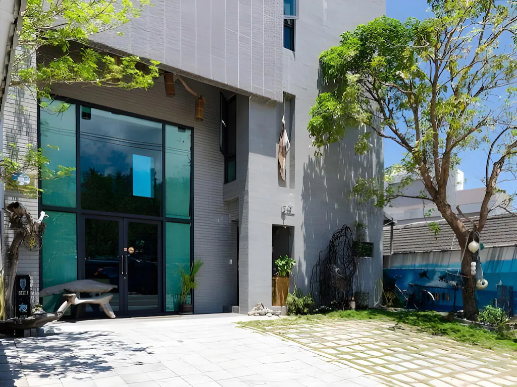 Exterior & Views