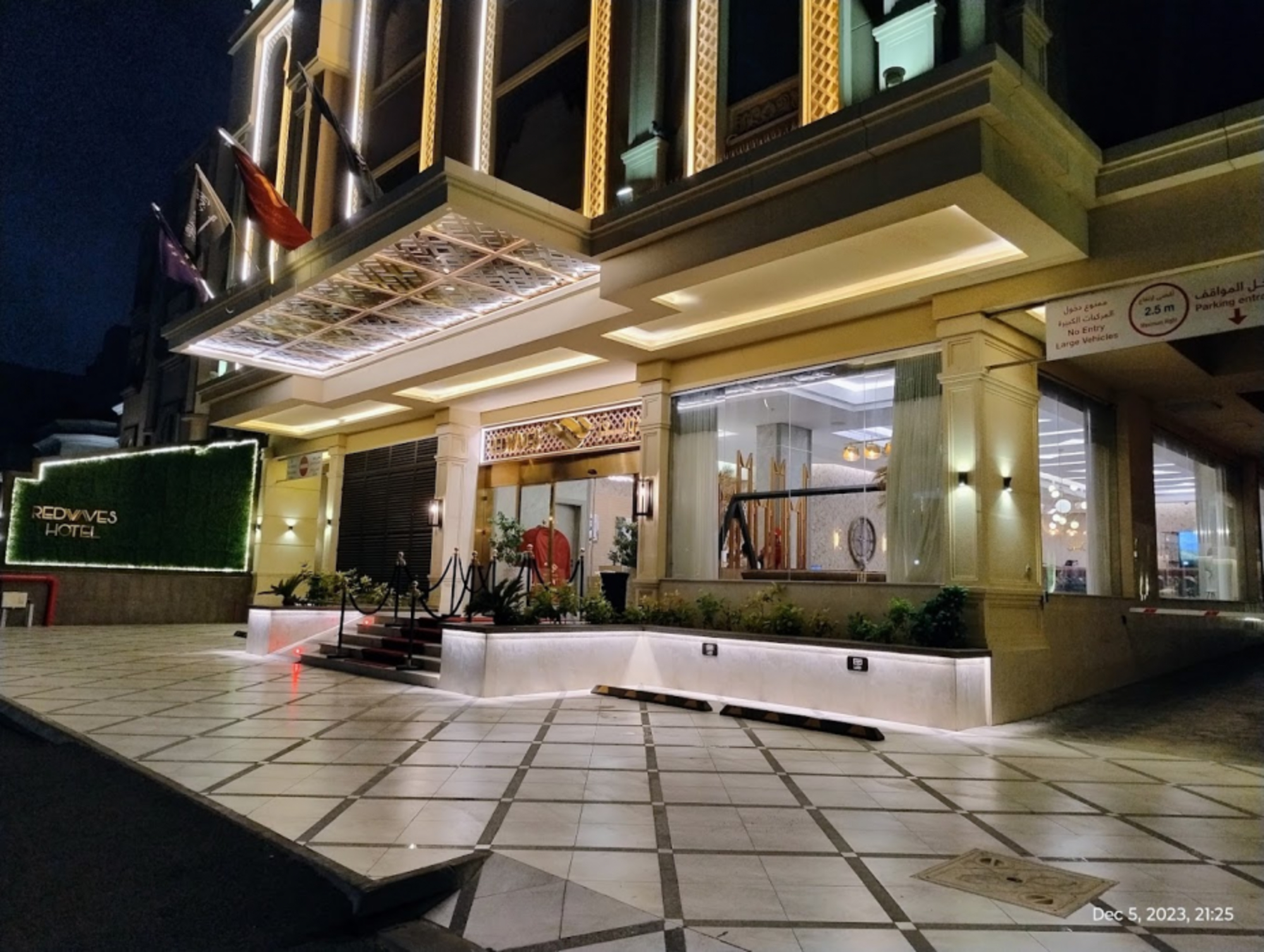 Exterior & Views