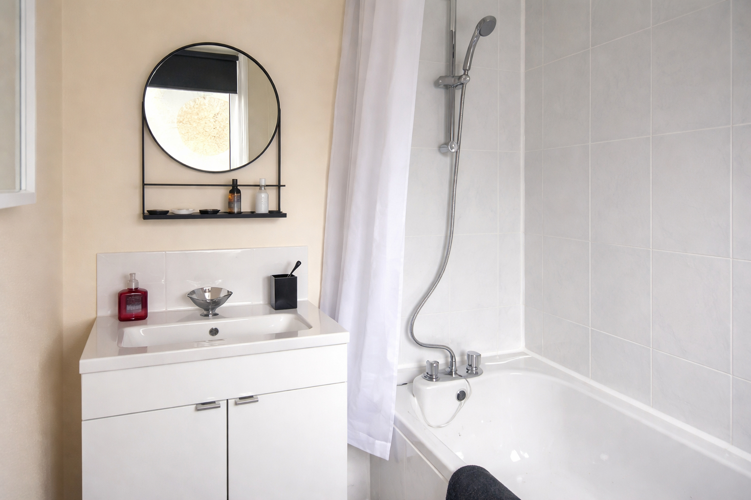 Bathroom 3, Central, Swindon