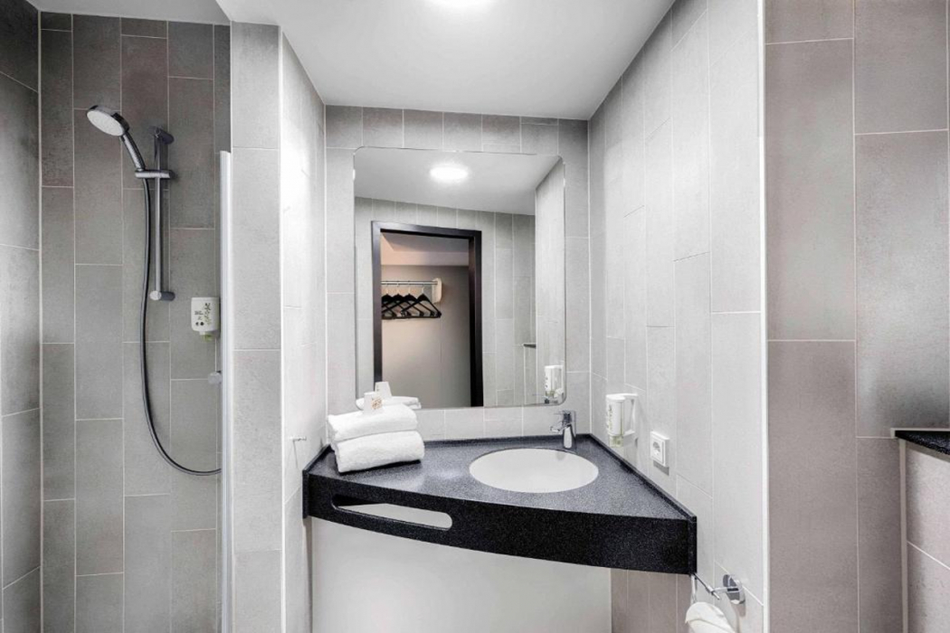 Bathroom 5, B&B Hotel Kassel-Industriepark, Kassel