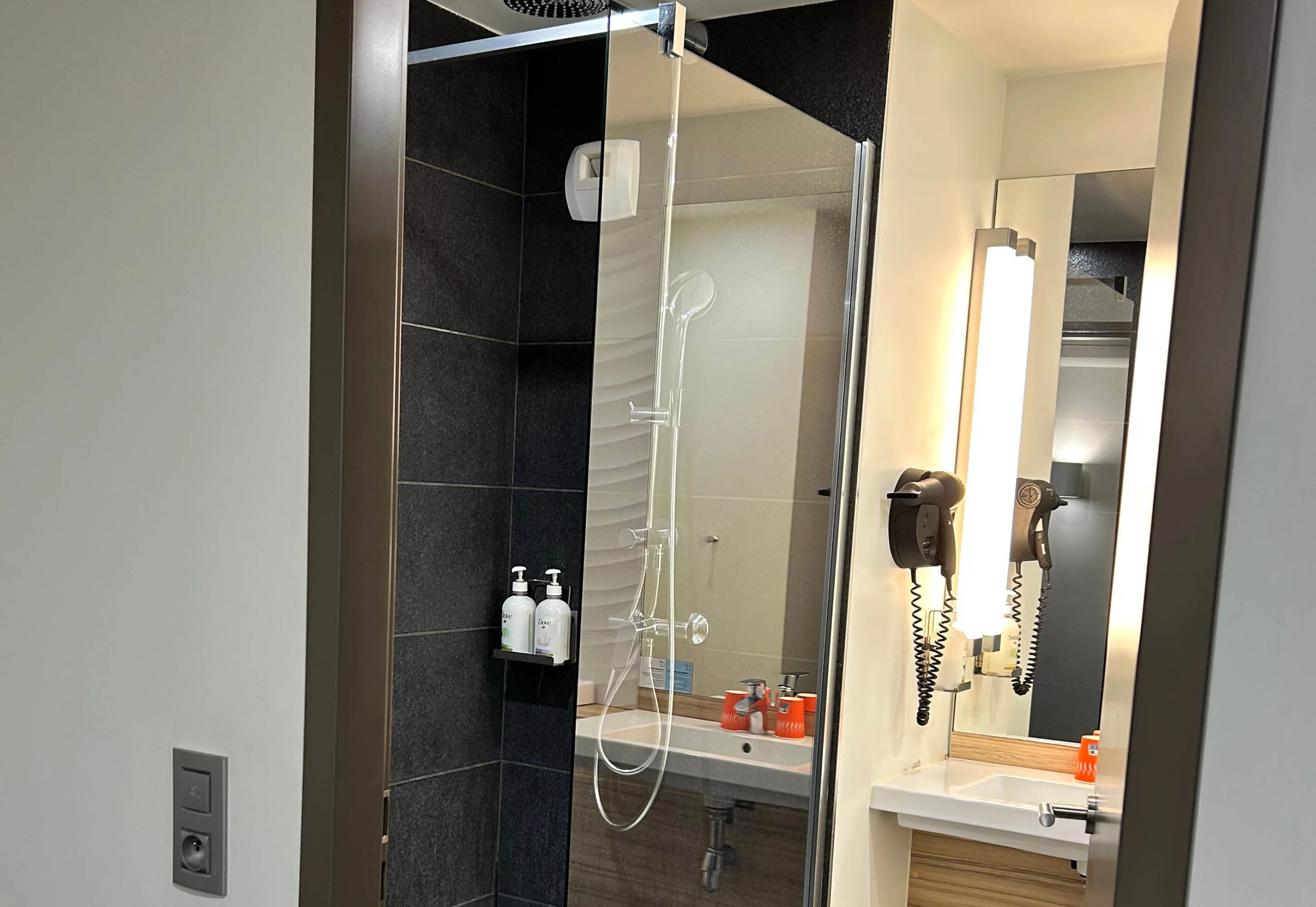 Bathroom 5, B&B HOTEL Le Havre Centre, Seine-Maritime