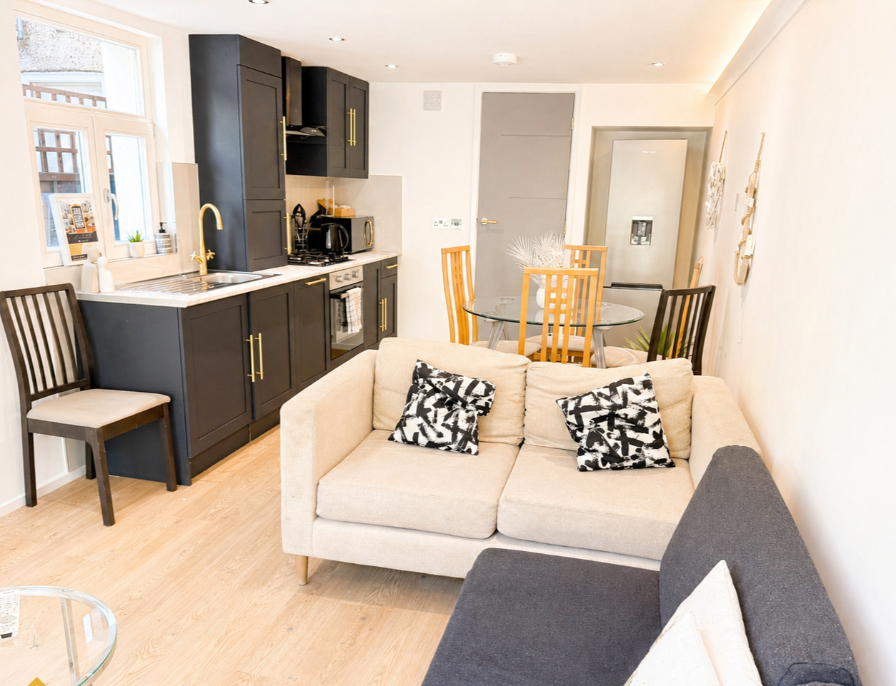 Others 4, Exclusive 2 Bedroom Flat Streatham Common Station!, London