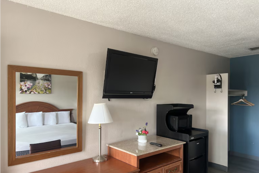 Bedroom 5, Days Inn by Wyndham Chico, Butte