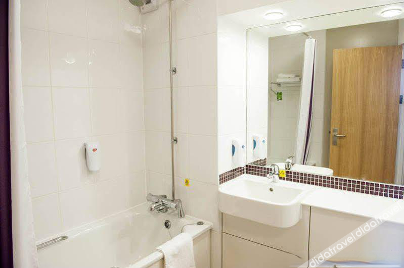 Bathroom 5, Wakefield South (M1, Jct39), Wakefield