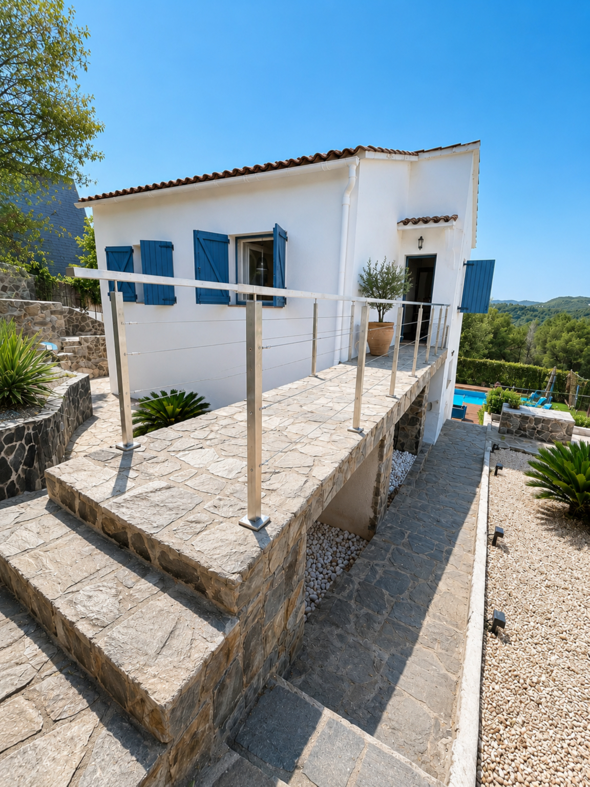 Exterior & Views