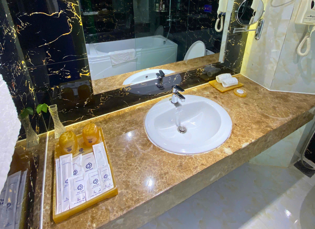 Bathroom 5, Sandals Hoang Yen Hotel, Qui Nhơn