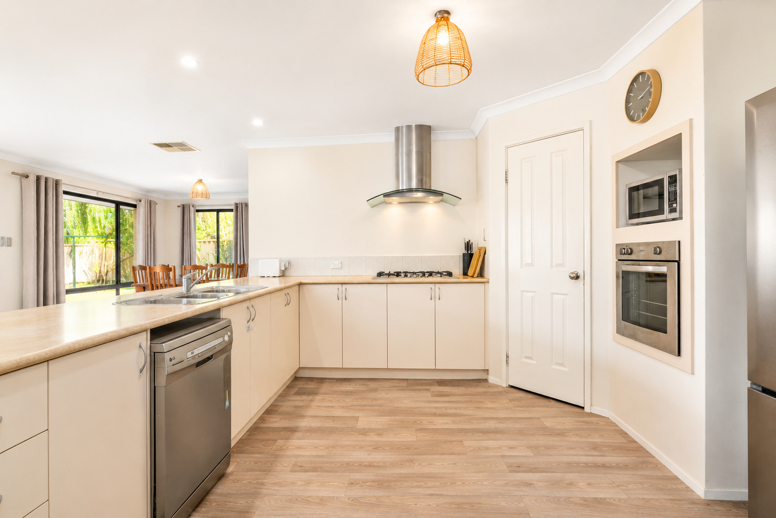 Kitchen 2, Sandpiper House, Busselton