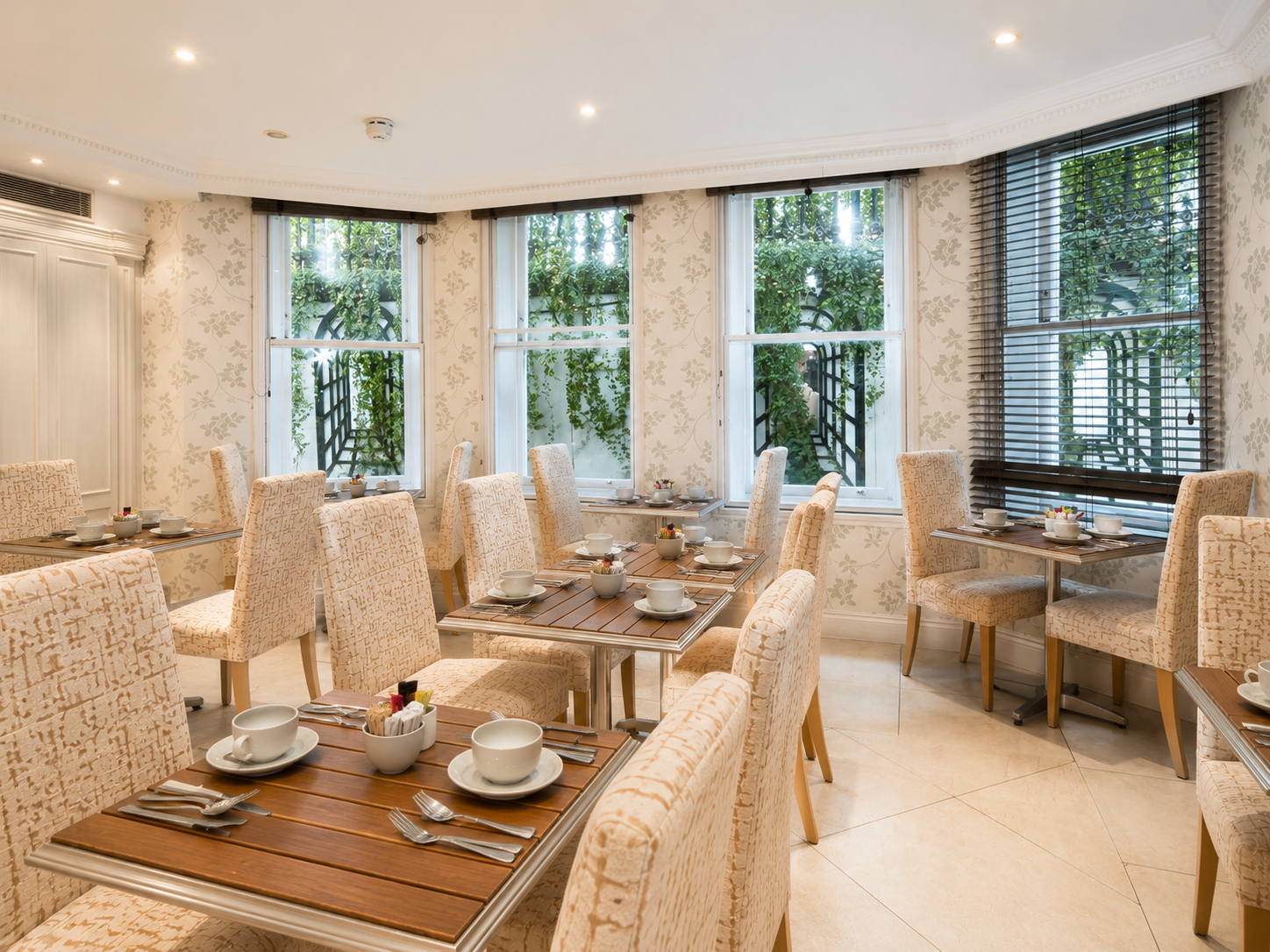 Food & Drinks 5, Ashburn Hotel, London