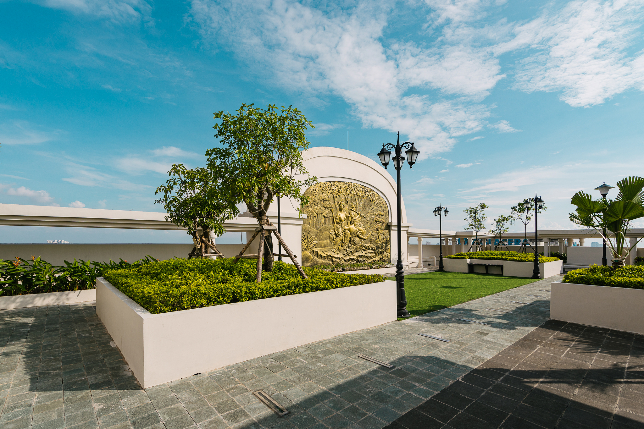 Exterior & Views