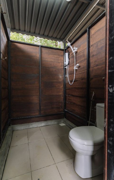 Bathroom 5, Roxy Telok Serabang, Lundu