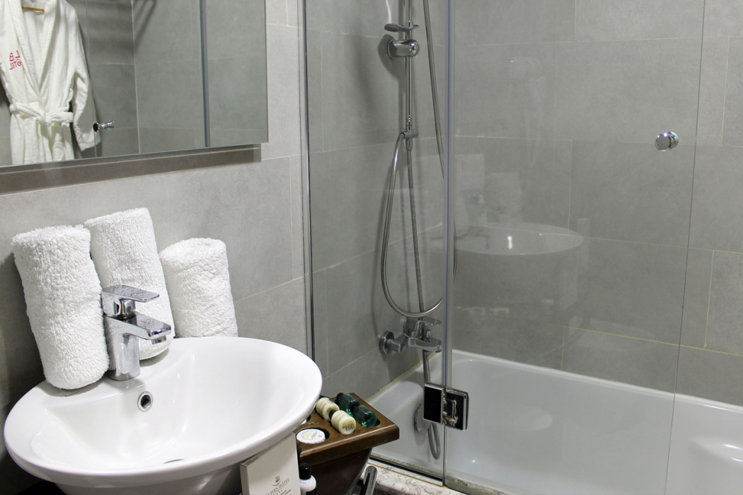 Bathroom 4, LB Suite Hotel, Oran