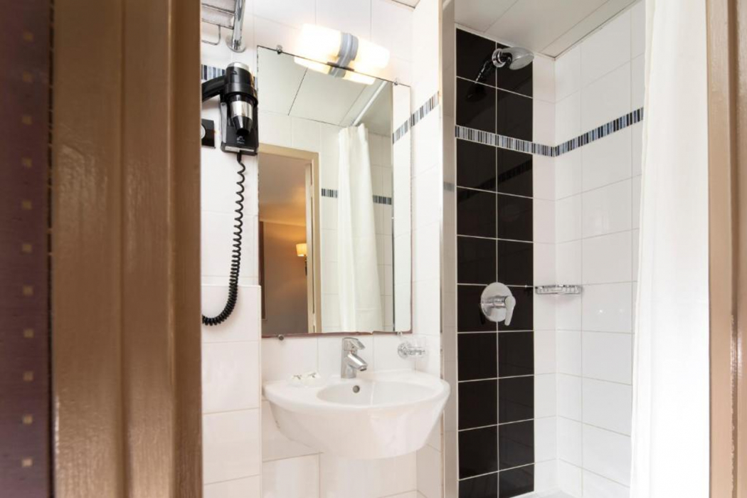 Bathroom 3, Hôtel de la Tour Eiffel, Paris