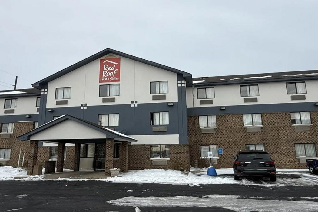Exterior & Views, Red Roof Inn & Suites Hammond, IN, Lake