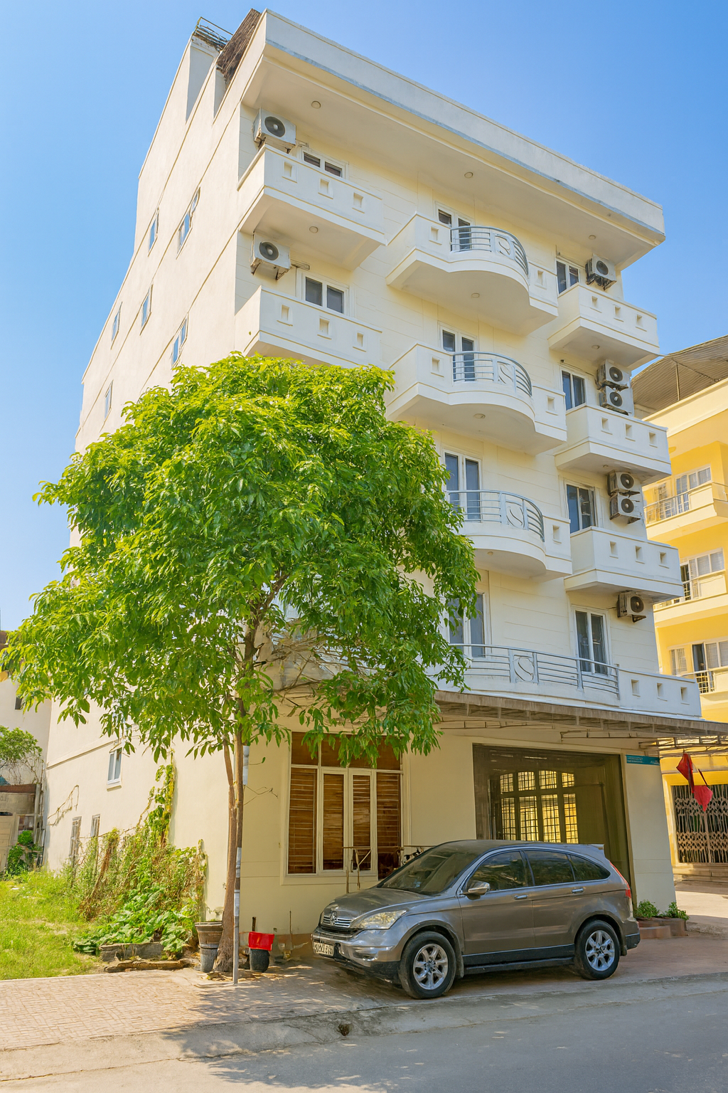 Exterior & Views