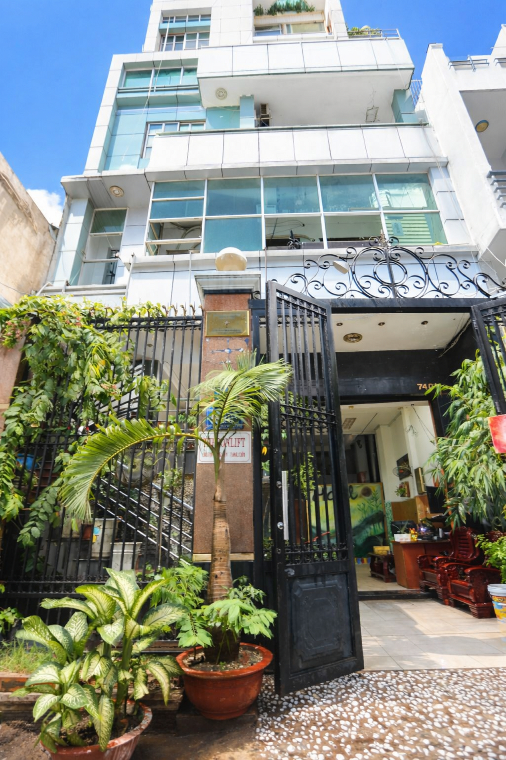 Exterior & Views