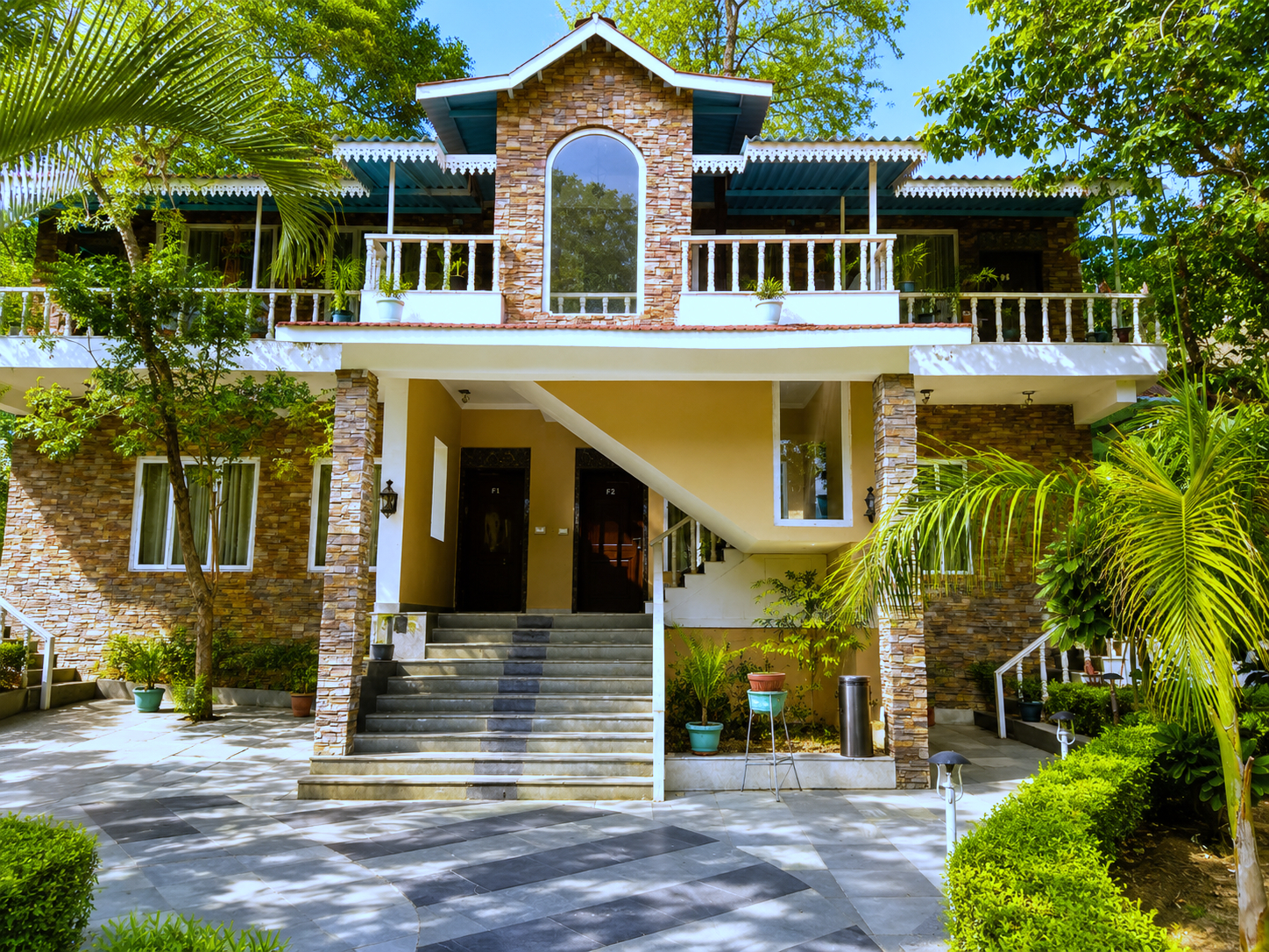 Exterior & Views