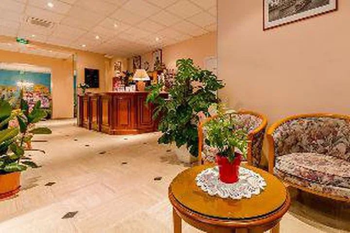 Others 5, Belta Hotel, Paris