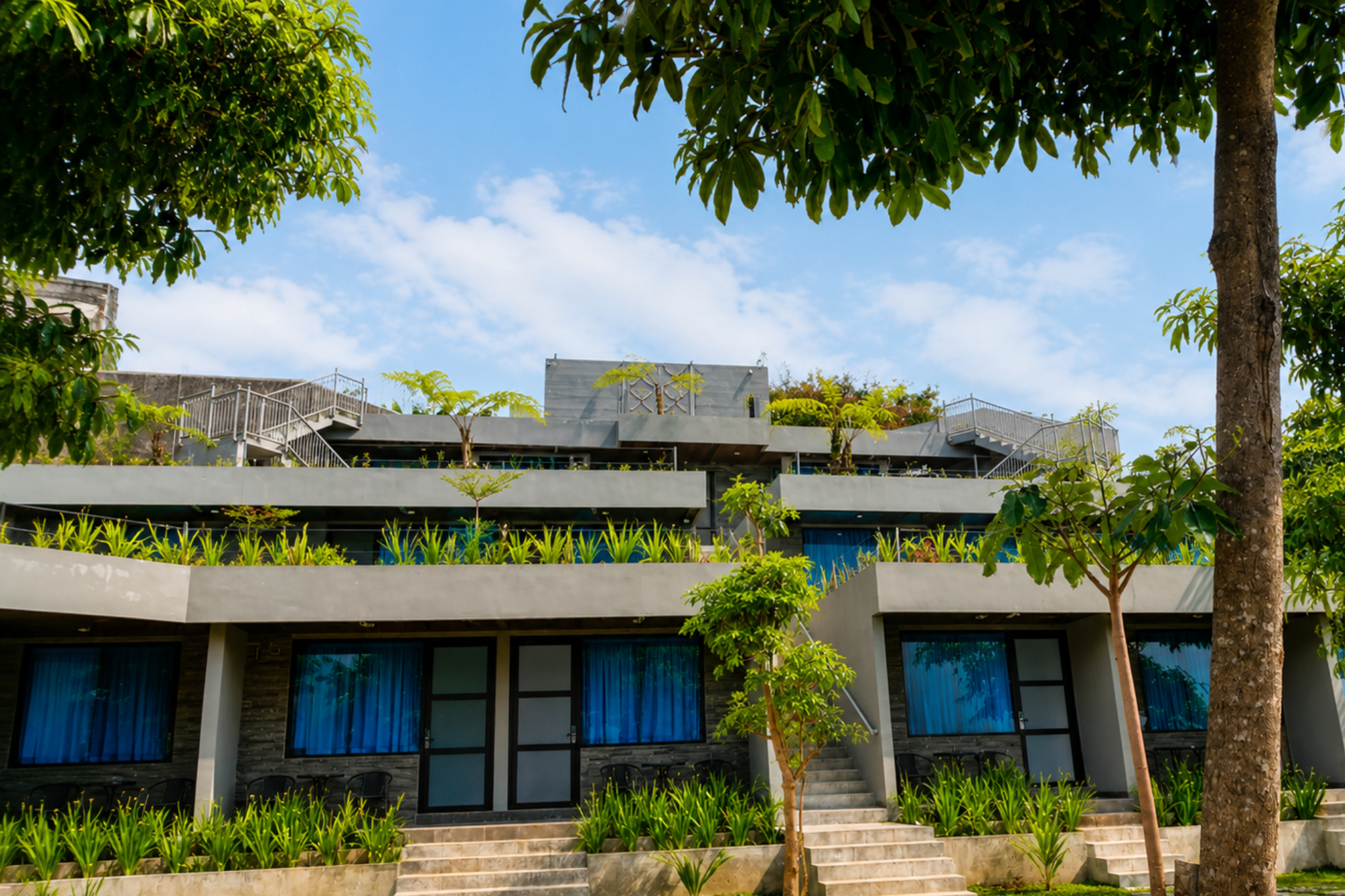 Exterior & Views
