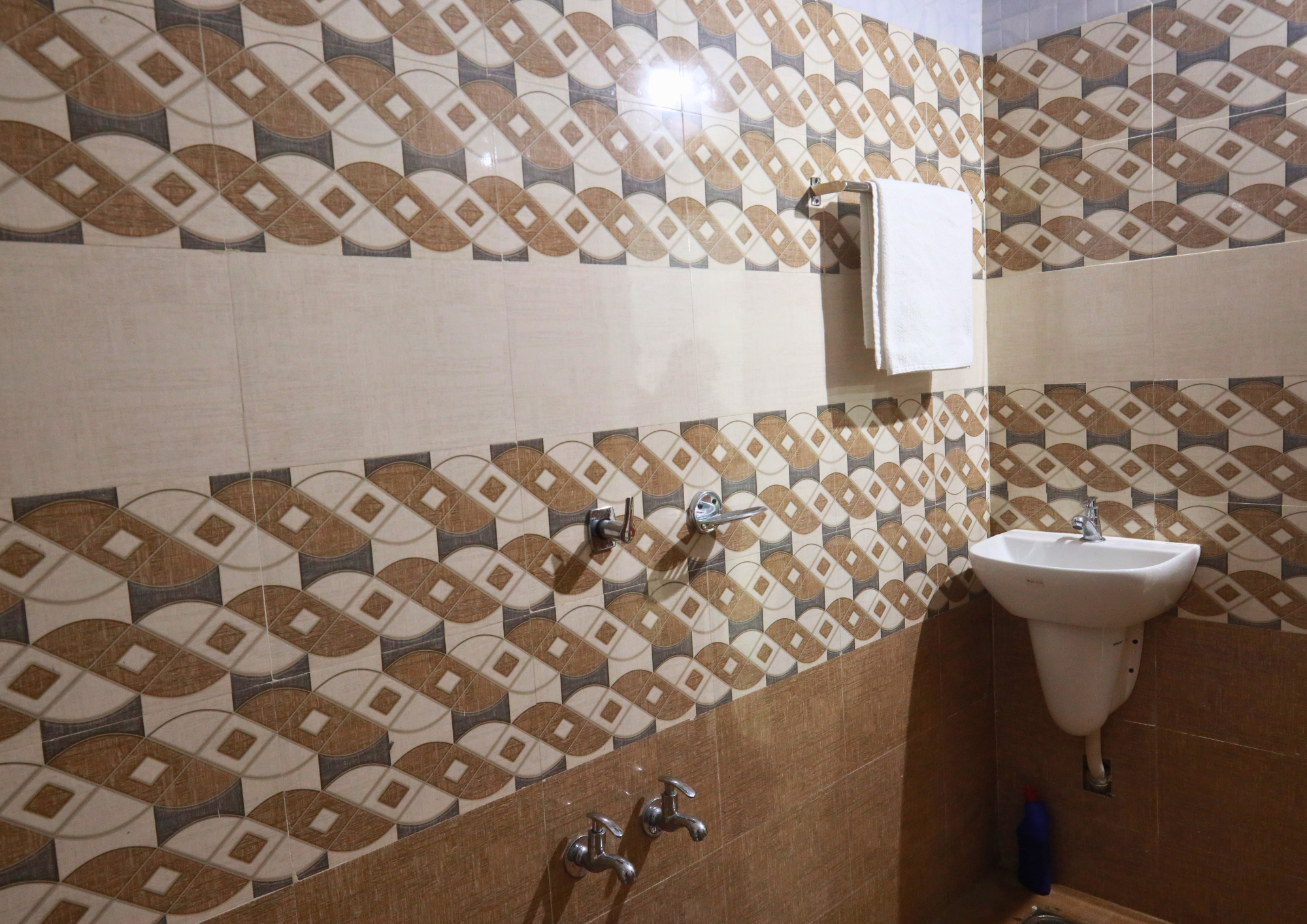 Bathroom 2, Hills and Views Stays , Idukki