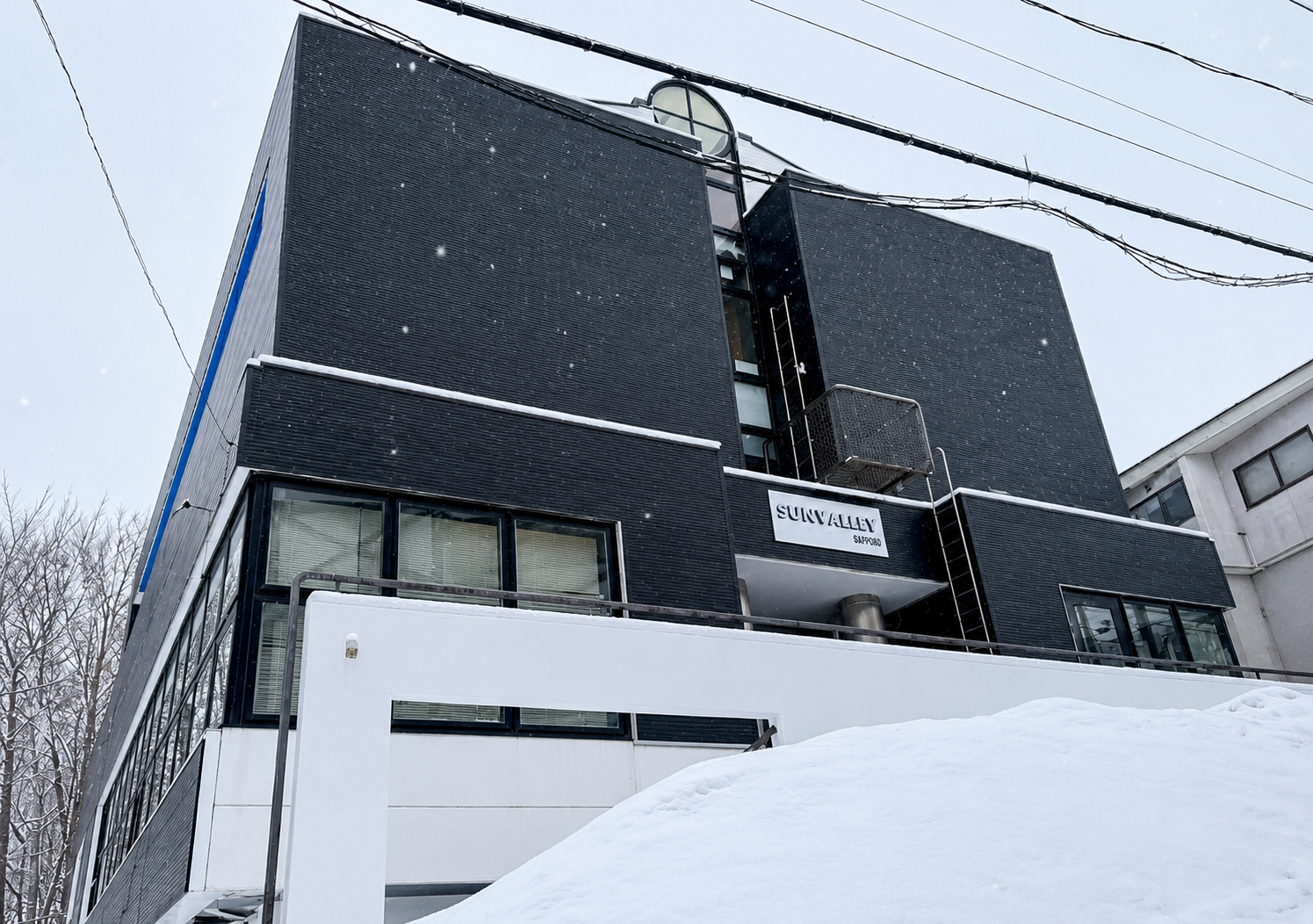 Exterior & Views