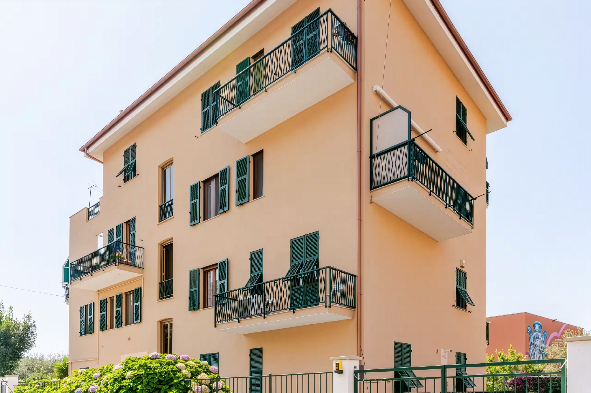 Exterior & Views