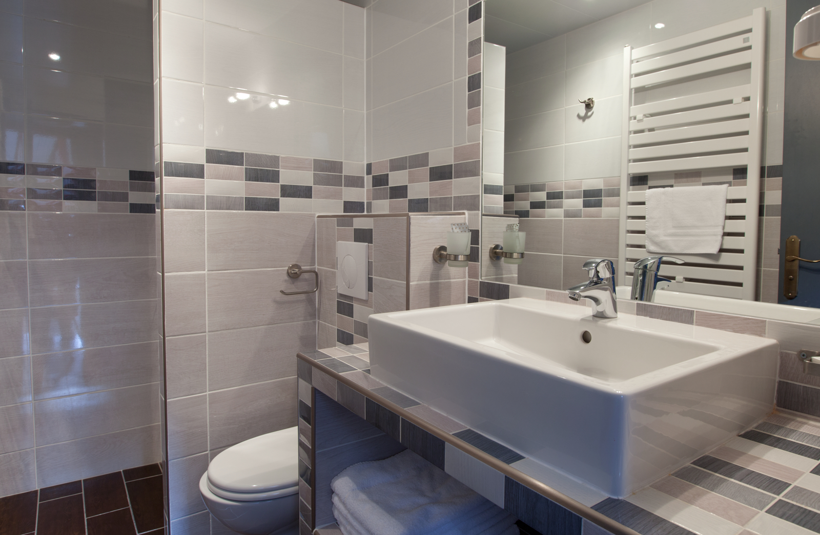 Bathroom 2, Hôtel COSMOTEL Marais République Paris, Paris